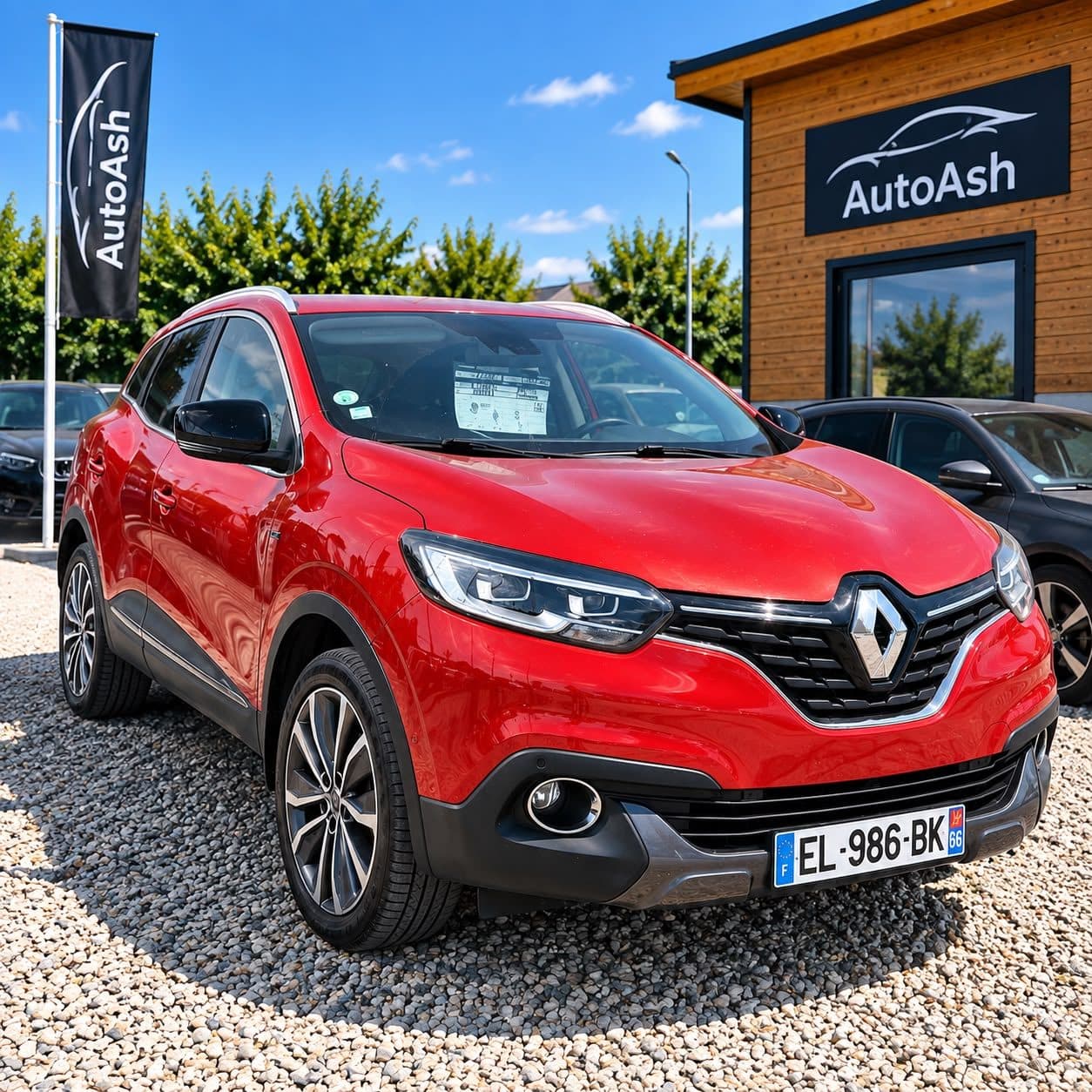 Renault Kadjar roșu în parcul AUTOASH din Buftea, lângă clădirea showroomului